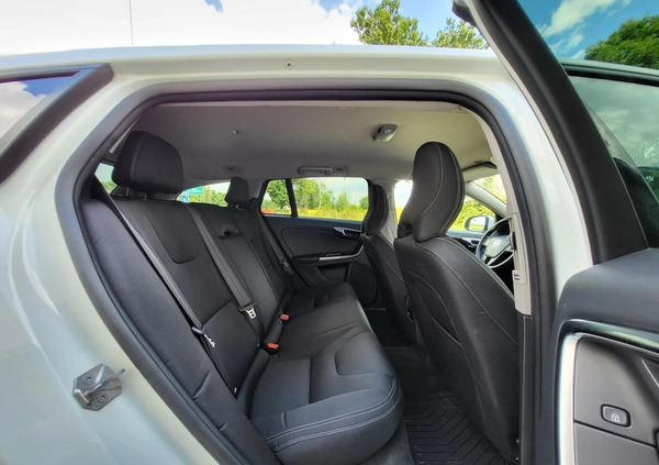 Volvo V60 cena 49400 przebieg: 226000, rok produkcji 2016 z Stąporków małe 301